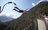 Bungee jumping im Tessin von der Staumauer Verzasca, im Wallis von der höchsten Hängebrücke, im Berner Oberland aus der Stockhorner Gondelbahn.