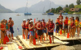 Building a raft on any Swiss lake! Everybody can join in the fun – big or small – ending up ``all in the same boat``.