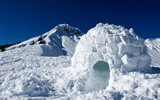 Construction d'igloo en Suisse. Esprit d'équipe et d'entreprise sont demandés pour mener à bien la construction de votre igloo.