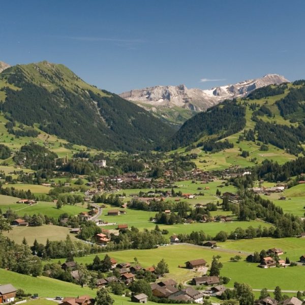 Von Saanen Gstaad-Saanenland mit dem Hubschrauber