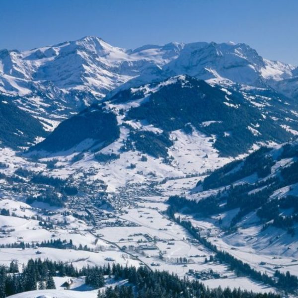 Die Alpen im Saanenland mit dem Hubschrauber