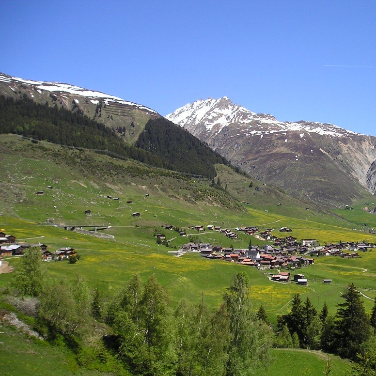 From Tavanasa for the Surselva helicopter tour