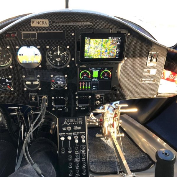 La cabina di pilotaggio dell'elettro Vélis per un'introduzione al volo da Épagny