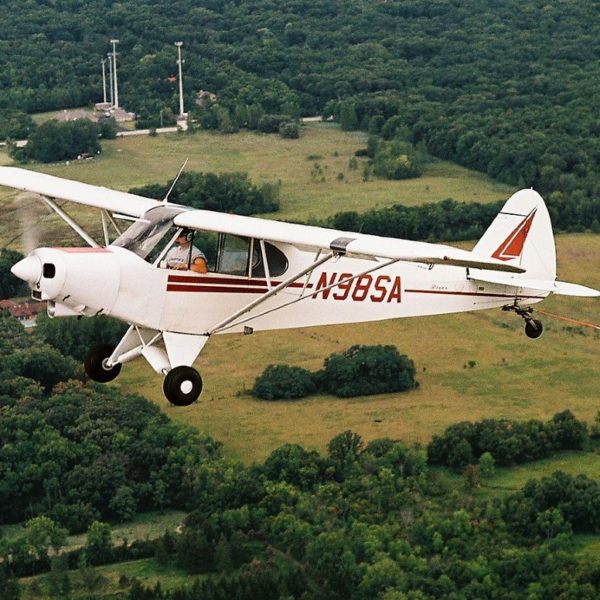 Piper PA18-Cub for an introduction to flying from Épagny