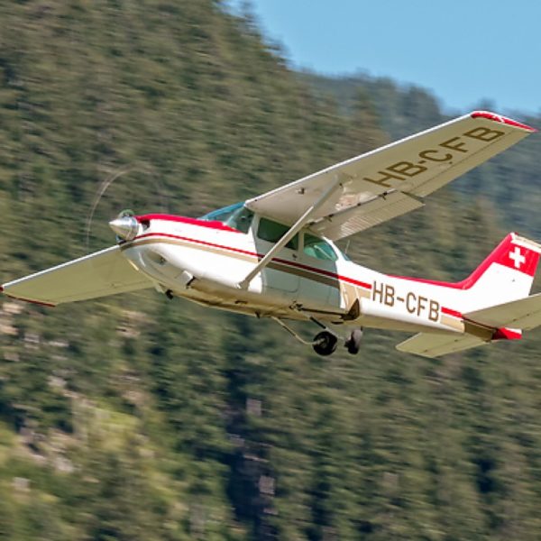 Cessna 172RG for a flight to the Titlis from Buttwil