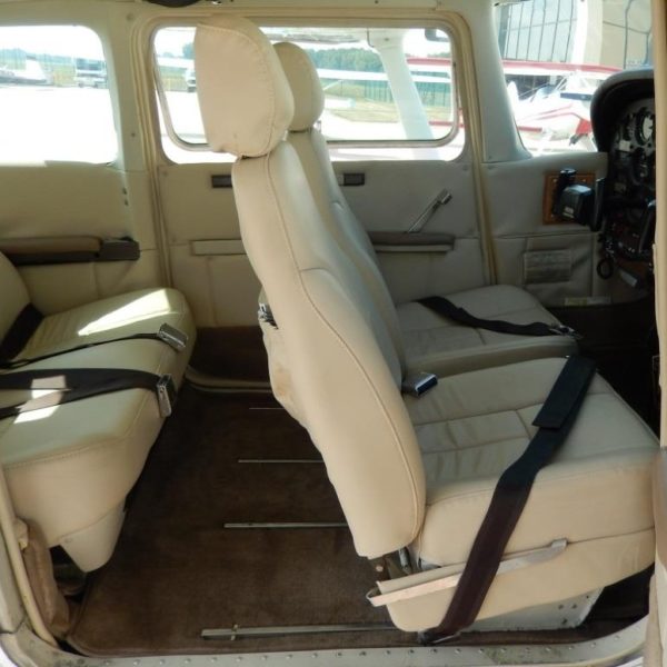 Cessna 172RG cabin for a flight to the Titlis from Buttwil