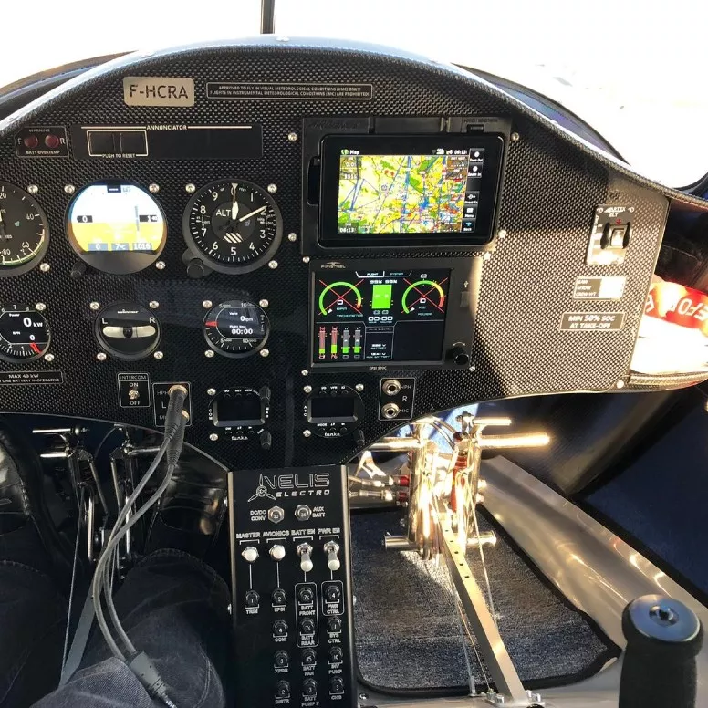 La cabina di pilotaggio dell'elettro Vélis per un'introduzione al volo da Épagny