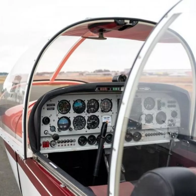 Cockpit Robin DR300 für einen Vergnügungsflug von Granges aus
