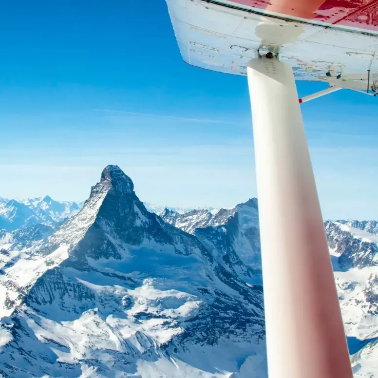 Das berühmte Matterhorn mit dem Flugzeug von Buttwil aus