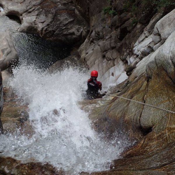 Iragna canyon abseiling in Ticino