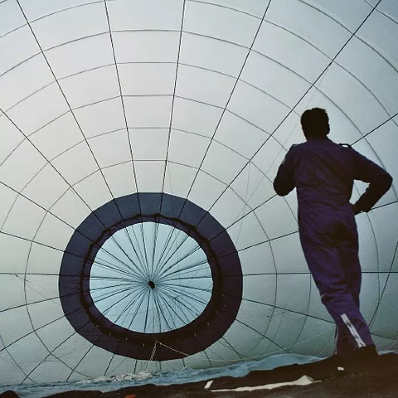 Aufblasen für eine Ballonfahrt im Kanton Freiburg