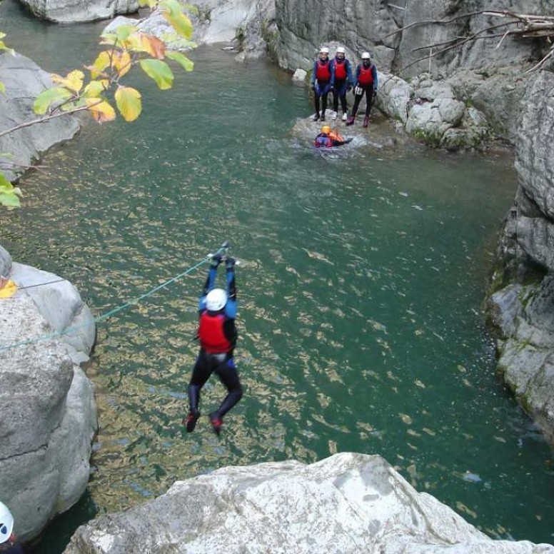 Traversata tirolese nel canyon del Tine de Montbovon, nel cantone di Friburgo