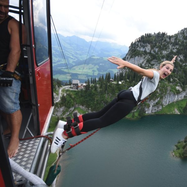 Von der Stockhorn-Seilbahn aus Bungee-Jumping