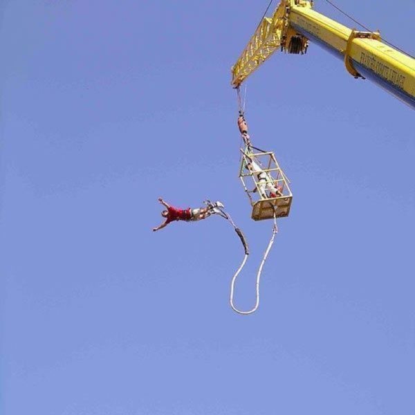Bungee jumping da una gru aerea con canestro