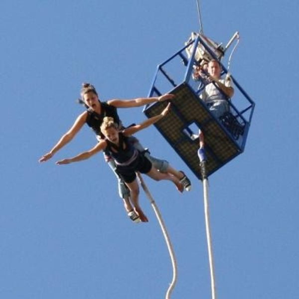 Bungee jumping in tandem da una piattaforma aerea