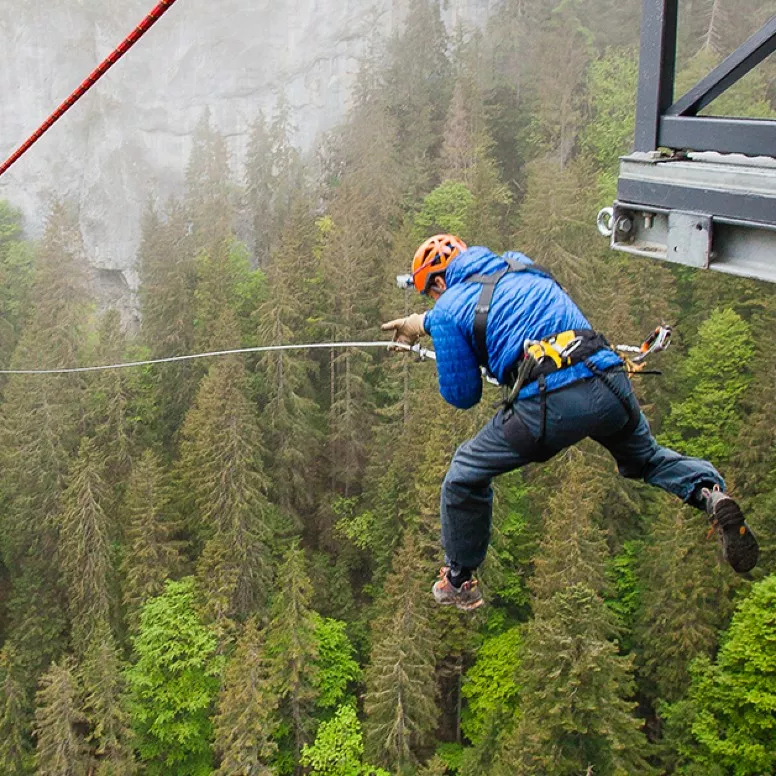 Saut pendulaire au-dessus des Gorges du Pissot à l'Étivaz