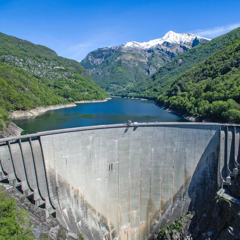 Verzasca-Staudamm und Sprung aus dem Hubschrauber von James Bond 007