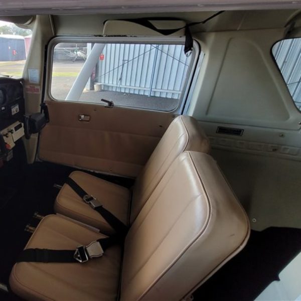 Cessna 152 cockpit for an introduction to flying from Buttwil