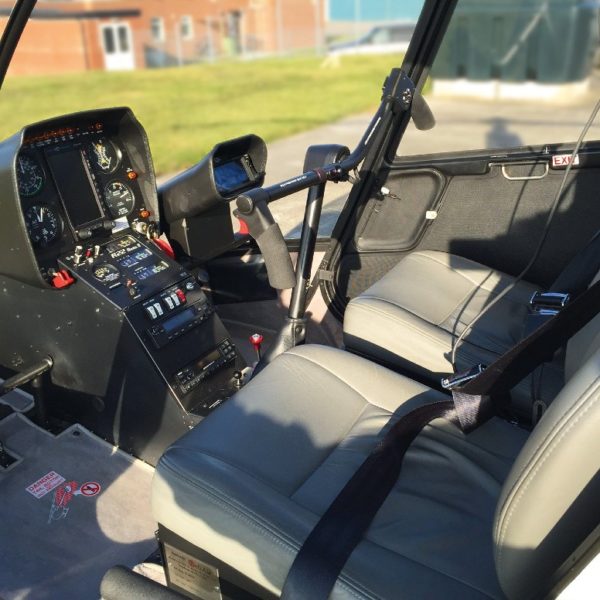 Cabina di pilotaggio Robinson RH22 per l'iniziazione su un elicottero da Bern-Belp
