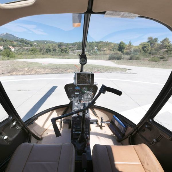Robinson R44 Cockpit für eine Einführung in die Fliegerei von Belp aus