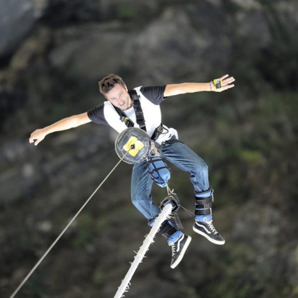 Treuillage après le saut à l'élastique du barrage de Verzasca au Tessin
