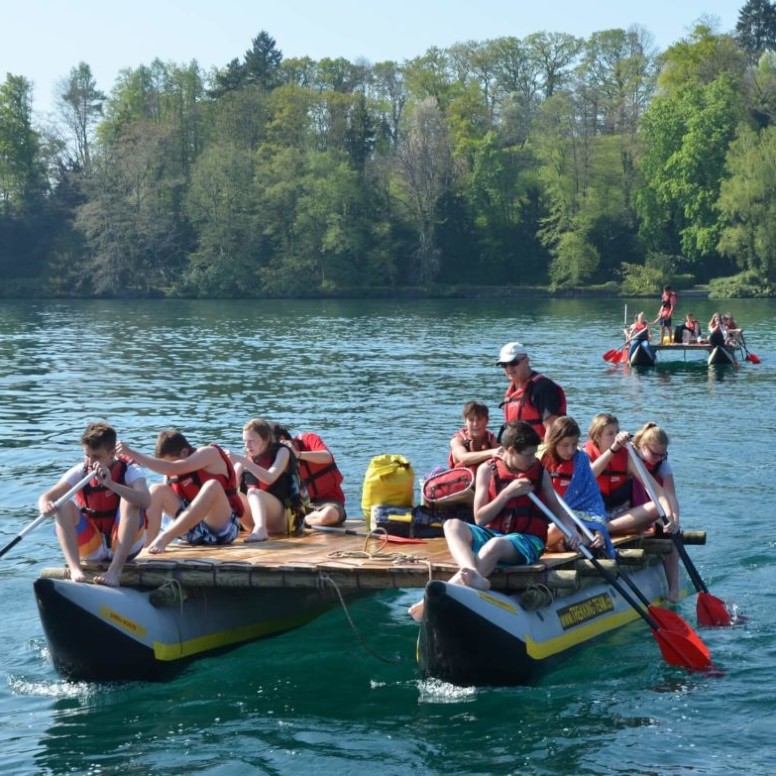 Sortie scolaire, course d'école. Construction de radeaux sur le lac de Lucerne